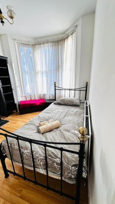 3 Bed House East London Home 외부 사진