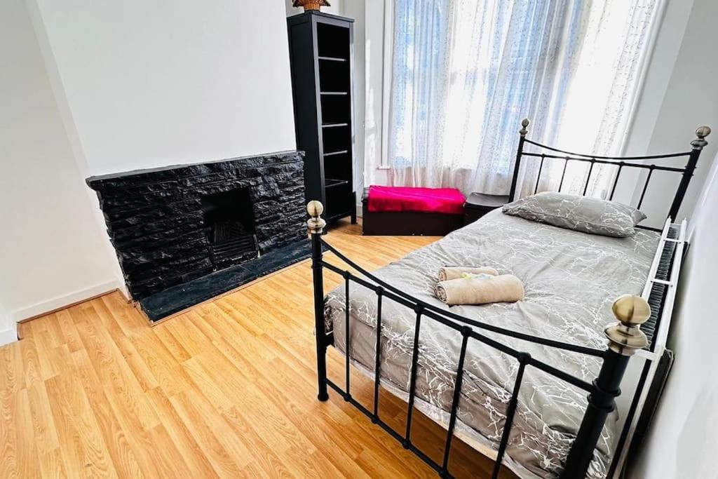 3 Bed House East London Home 외부 사진